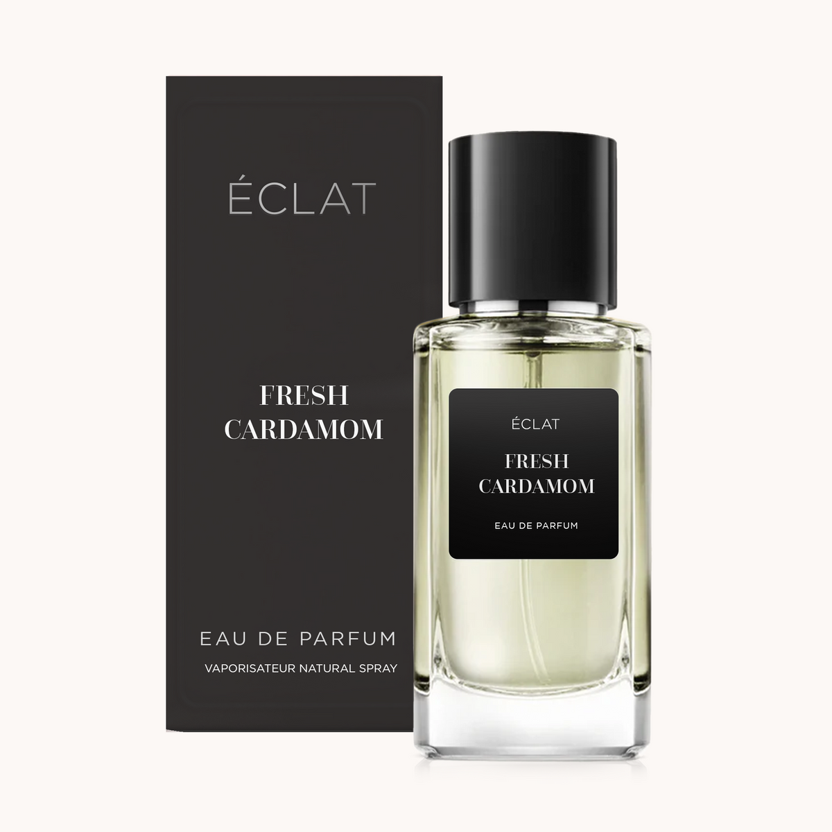 Μπουκάλι αρώματος ÉCLAT Fresh Cardamom με μαύρη ετικέτα και καπάκι, δίπλα σε μαύρο κουτί.