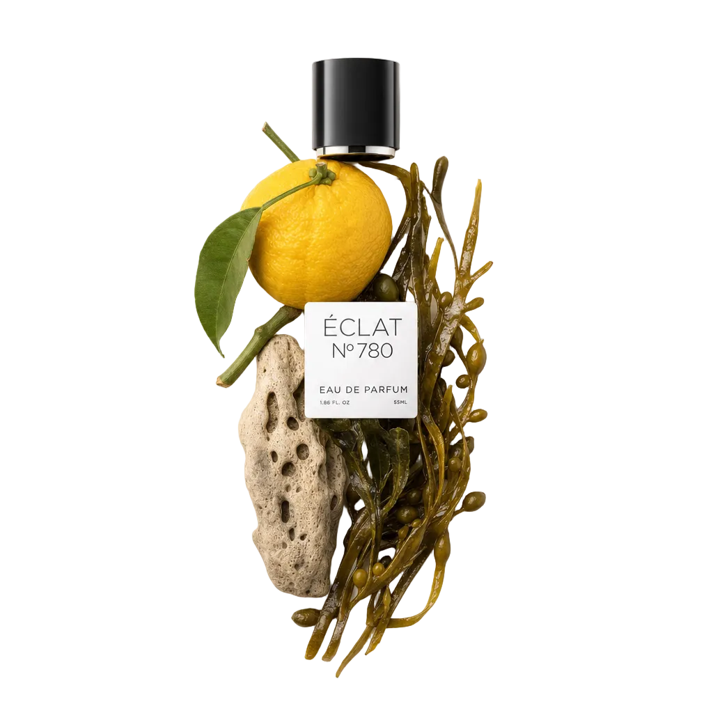 Un arrangement de fruit yuzu, d'algues et d'un morceau de corail entoure le capuchon noir ÉCLAT avec étiquette.