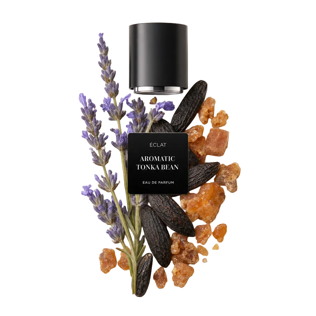Uma disposição artística de ramos de lavanda, favas tonka e pedaços de resina de âmbar com uma tampa preta com o rótulo ÉCLAT Aromatic Tonka Bean.