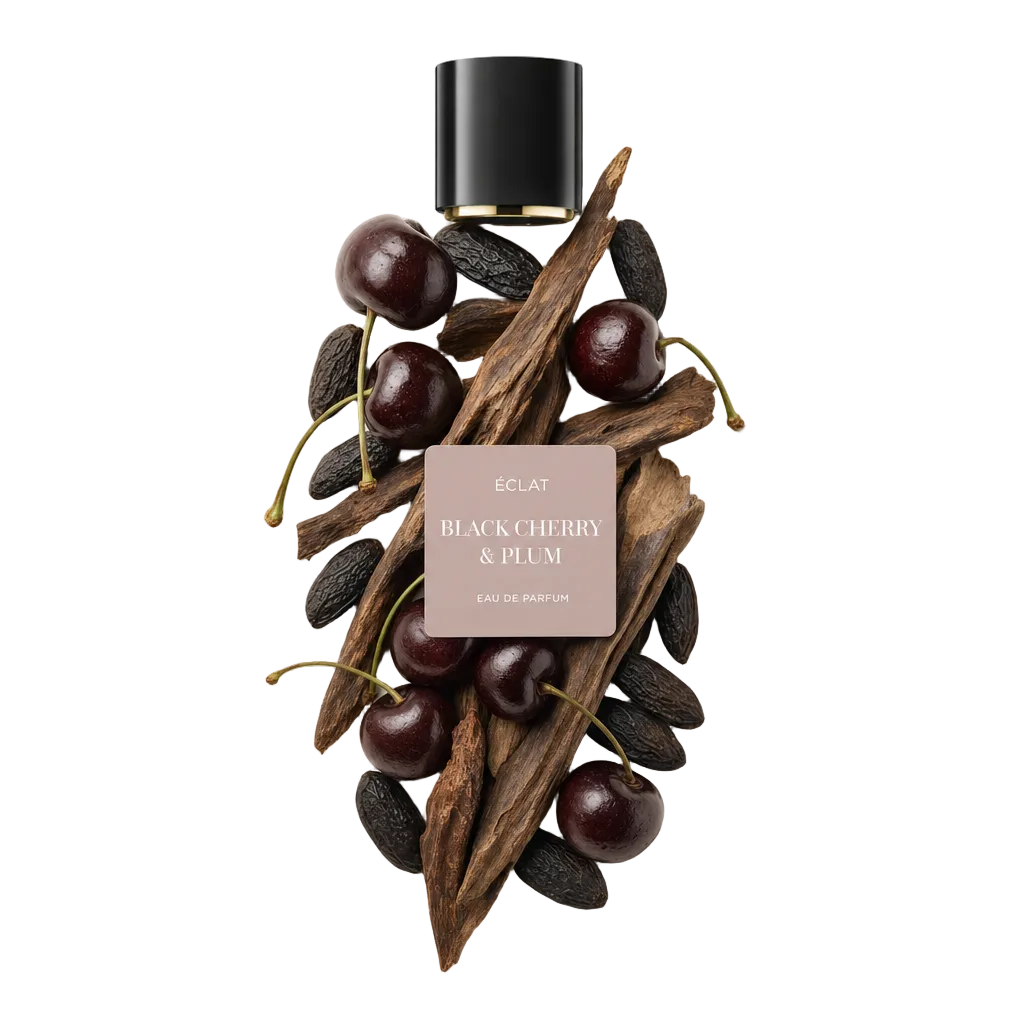 Un arrangement de cerises noires, bois de prunier et fèves tonka entoure un capuchon noir avec étiquette ÉCLAT Black Cherry & Plum.