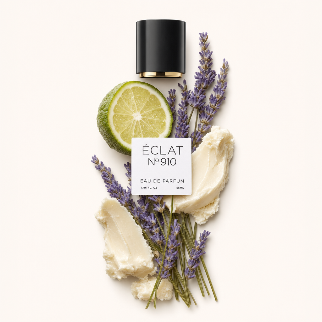 Un arreglo de ramitas de lavanda fresca, una lima en rodajas y crema suave junto a la tapa negra original con etiqueta ÉCLAT.