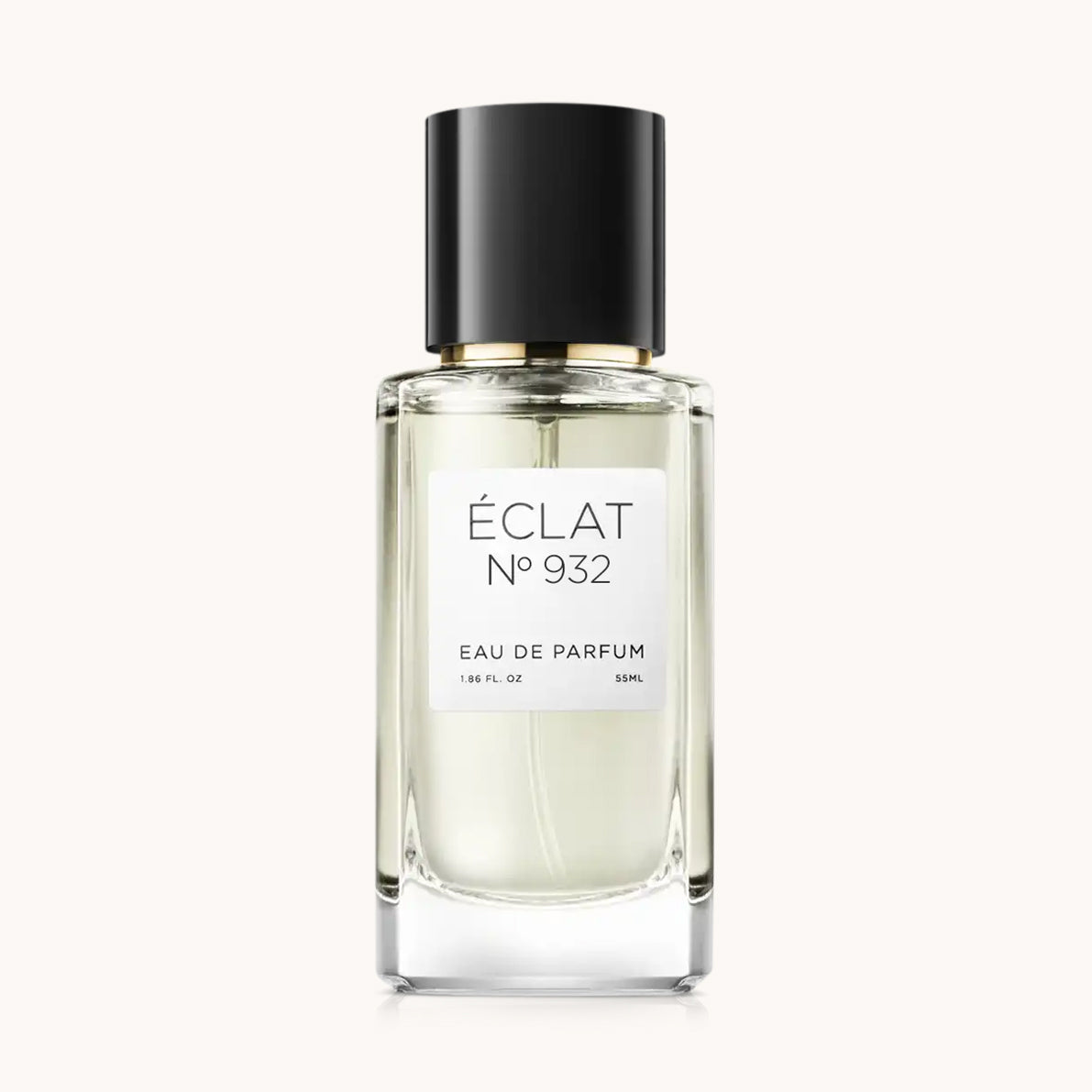 Flacon en verre facetté avec un bouchon noir mat contenant ÉCLAT Fresh Cypress Eau de Parfum.