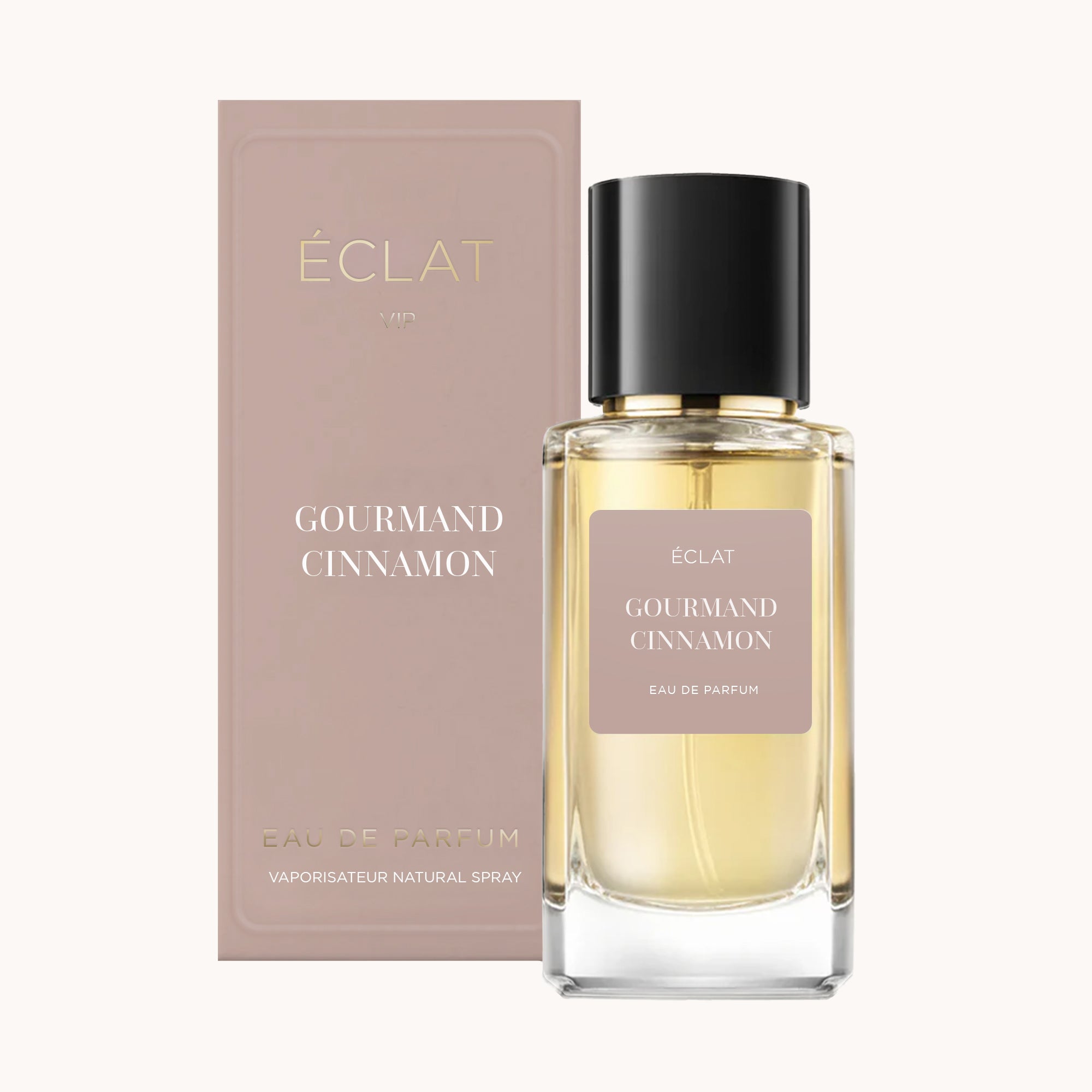 Flacon de parfum ÉCLAT Gourmand Cinnamon avec un design en verre carré et un bouchon noir élégant à côté d'une boîte taupe.