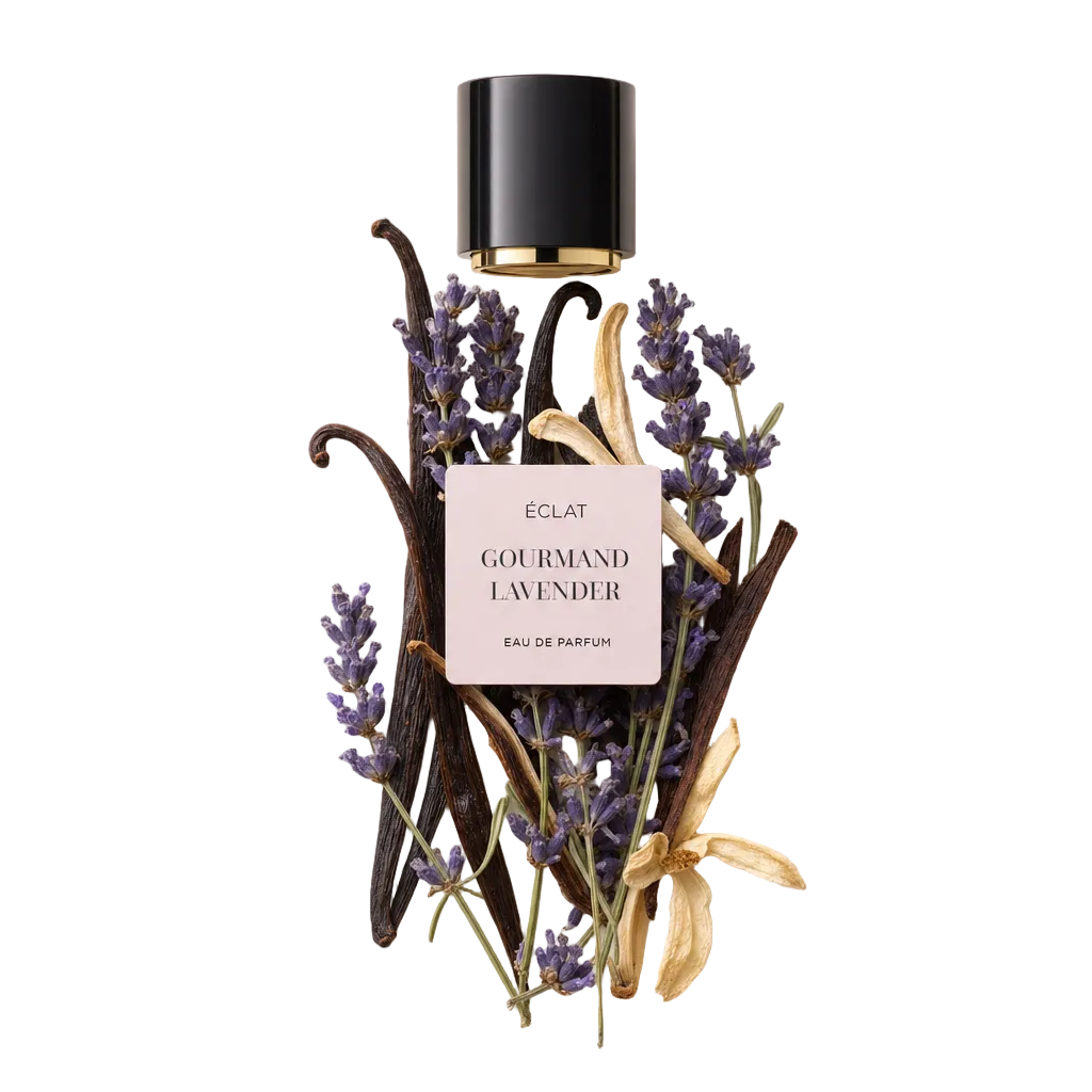 Um arranjo de ramos de lavanda, vagens de baunilha e pétalas secas rodeia uma tampa preta com detalhe dourado, etiquetada ÉCLAT Gourmand Lavender.