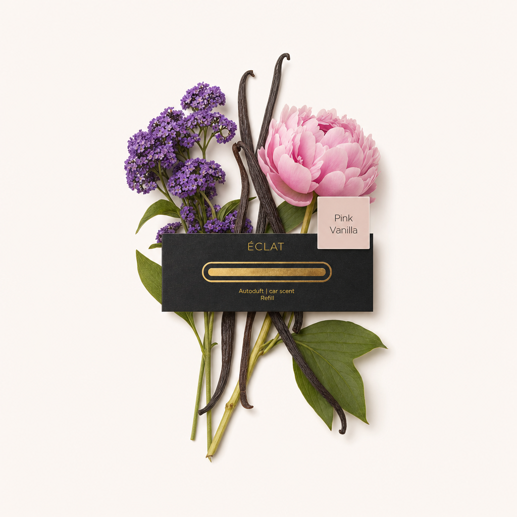 Lila virágokból, rózsaszín bazsarózsából és sötét vaníliarudakból álló csokor egy fekete kupakot vesz körül ÉCLAT címkével 'Pink Vanilla'.