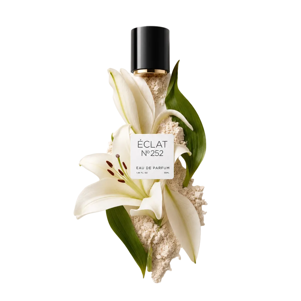Un arrangement de pétales de lys blancs, de feuilles vertes et une touche de poudre entourent le bouchon noir original avec l'étiquette ÉCLAT Powdery Lily.