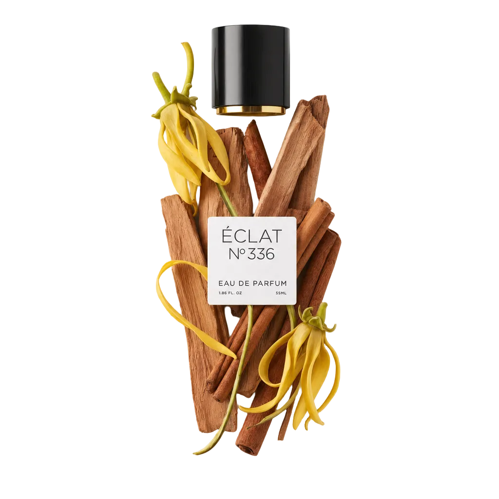 Een arrangement van gele ylang-ylang bloemen en sandelhoutstokjes begeleidt een zwarte dop met etiket voor ÉCLAT Powdery Sandalwood.
