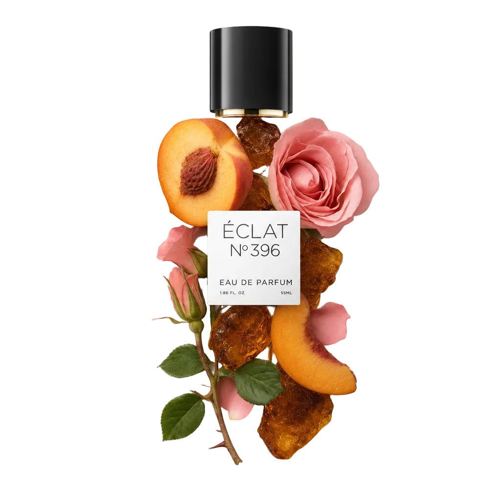 Une composition avec une rose rose, des tranches de pêche et des pierres d'ambre autour d'un bouchon noir avec une étiquette ÉCLAT Rose & Peach.