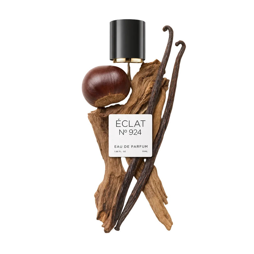 Une composition artistique du ÉCLAT Smoky Chestnut comprend un capuchon noir brillant avec un accent doré, une châtaigne entière, des gousses de vanille parfumées et des éléments de bois texturés.