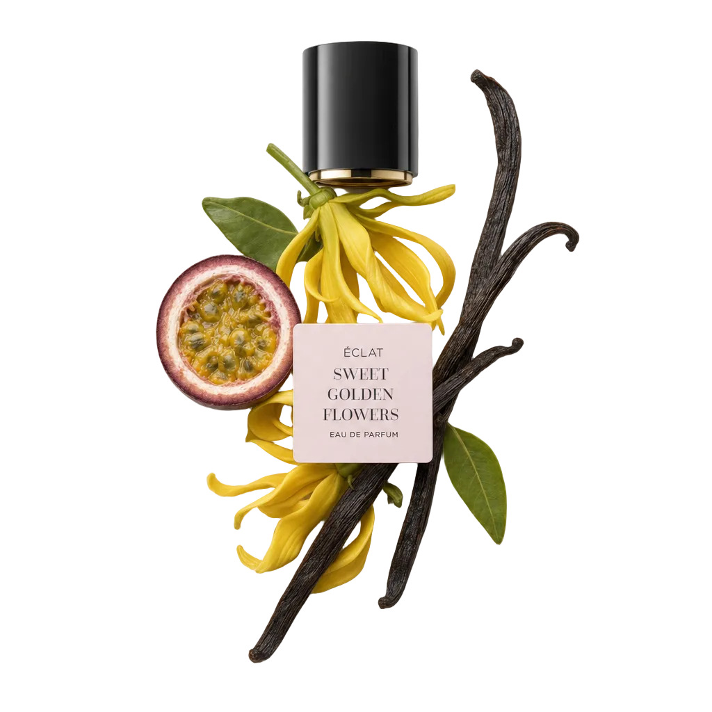 Uma tampa preta com etiqueta está rodeada de flores amarelas, meia maracujá, folhas verdes e vagens de baunilha representando ÉCLAT Sweet Golden Flowers.
