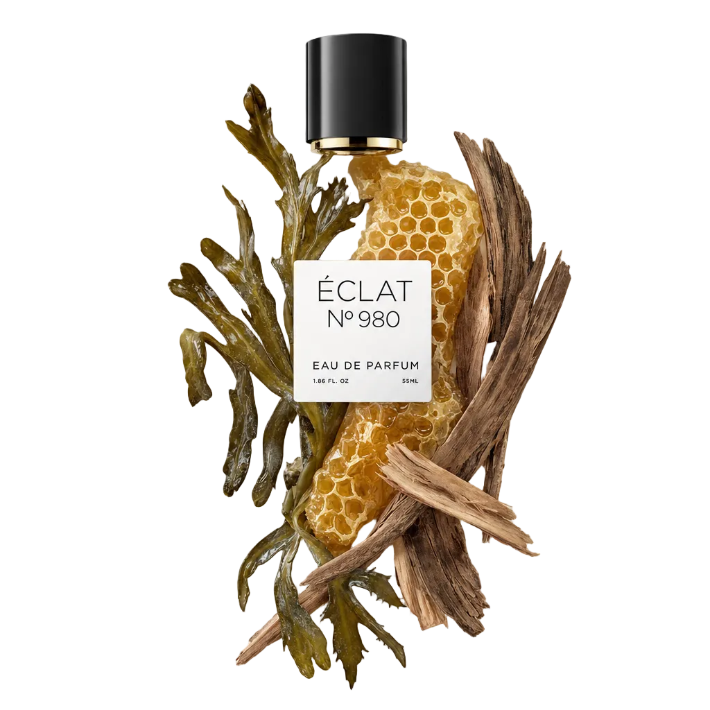 Een arrangement van natuurlijke ingrediënten zoals honingraat, zeewier en hout, met een zwarte dop met het ÉCLAT-label bovenop.