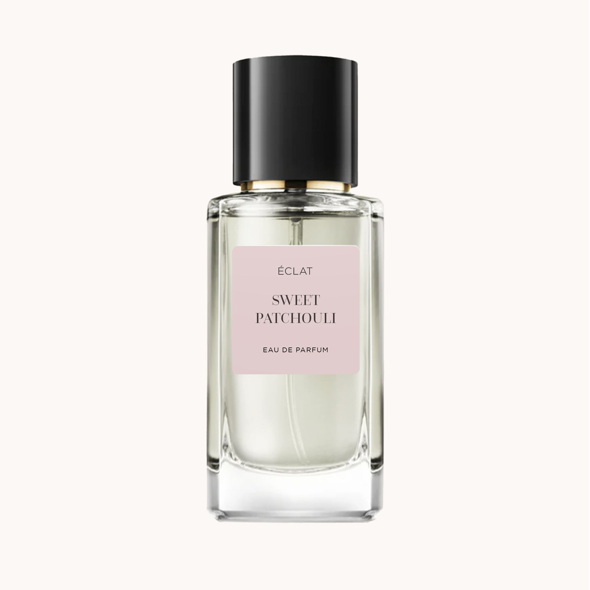 Ένα φιαλίδιο από γυαλί με όψεις του ÉCLAT Sweet Patchouli με μαύρο καπάκι και απαλό ροζ ετικέτα.