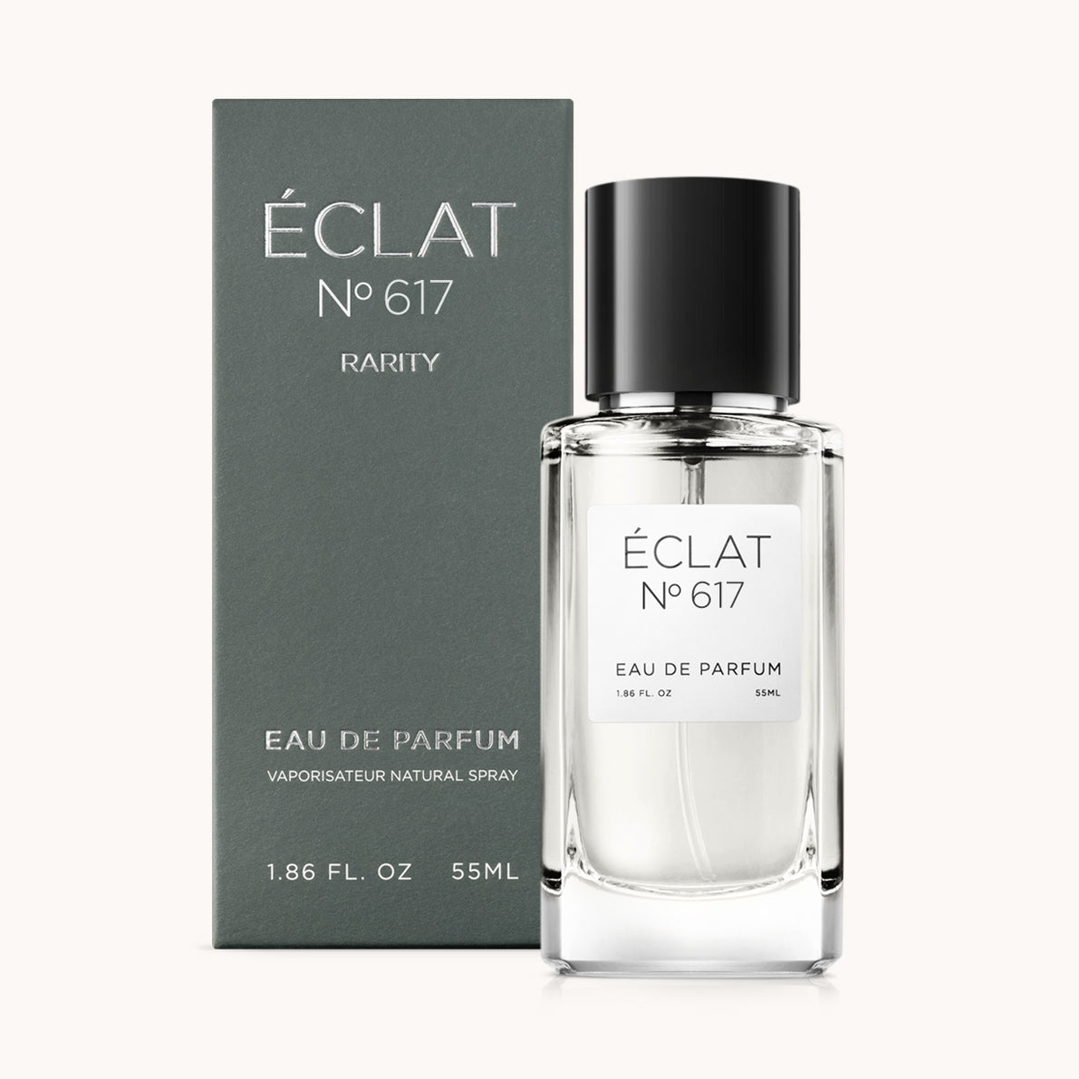 Le parfum ÉCLAT Ambery Dates est présenté dans un flacon en verre clair avec un bouchon noir, à côté de son élégante boîte sombre.