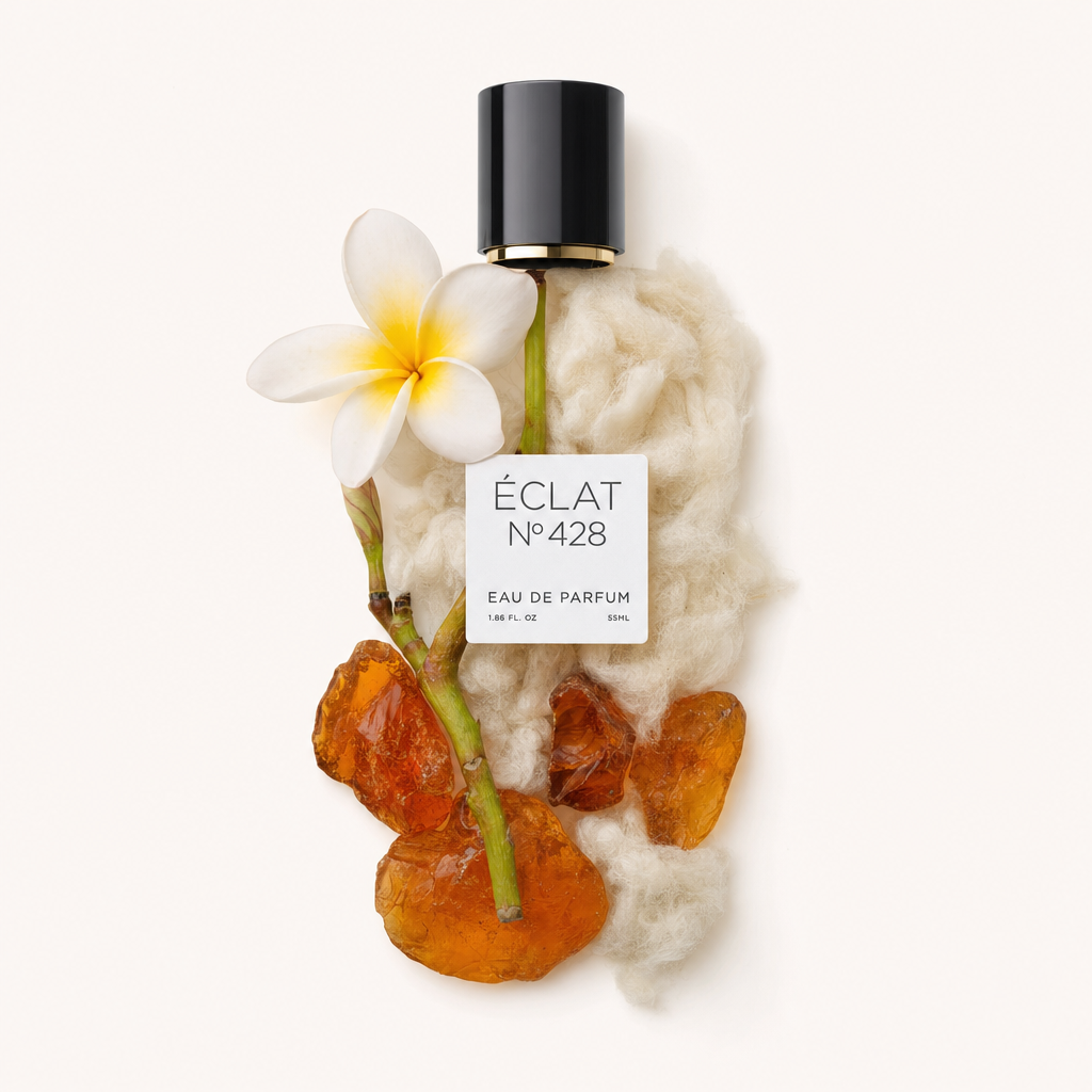 Une composition exquise avec une fleur de frangipanier, des résines d'ambre et des fibres de laine douce, surmontée d'un capuchon noir ÉCLAT.