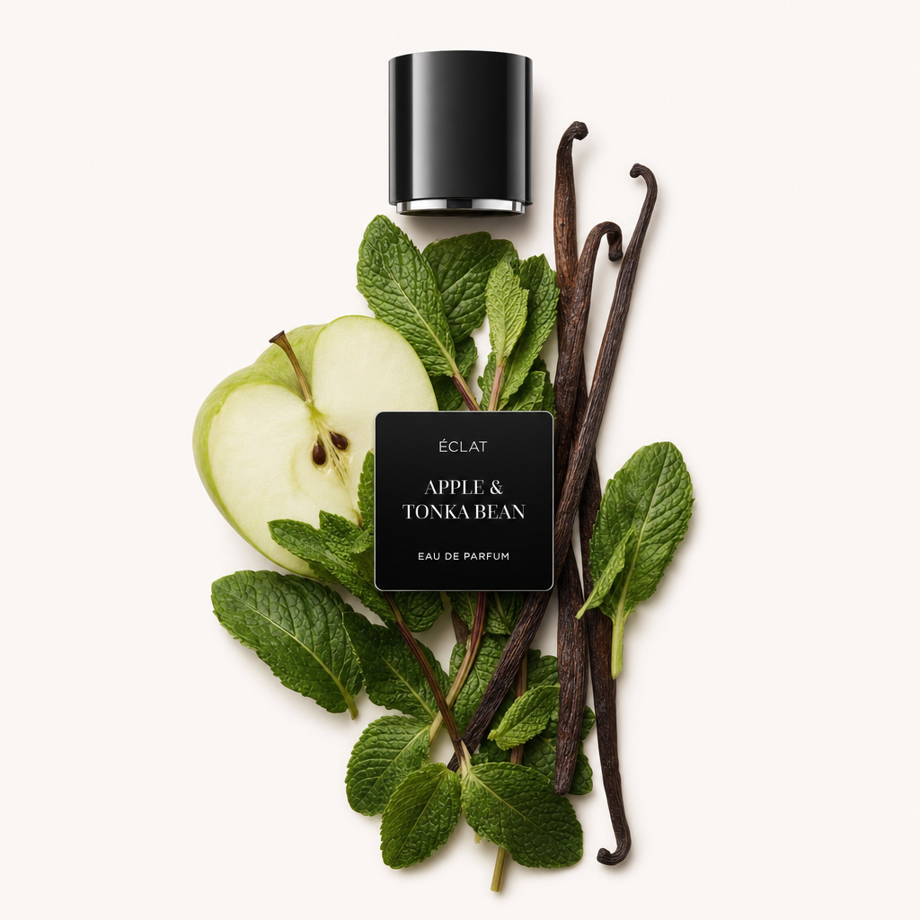 Un arrangement de tranches de pomme fraîches et de feuilles de menthe verte, accompagné de gousses de vanille et surmonté d'un capuchon noir avec l'étiquette ÉCLAT Apple & Tonka Bean.