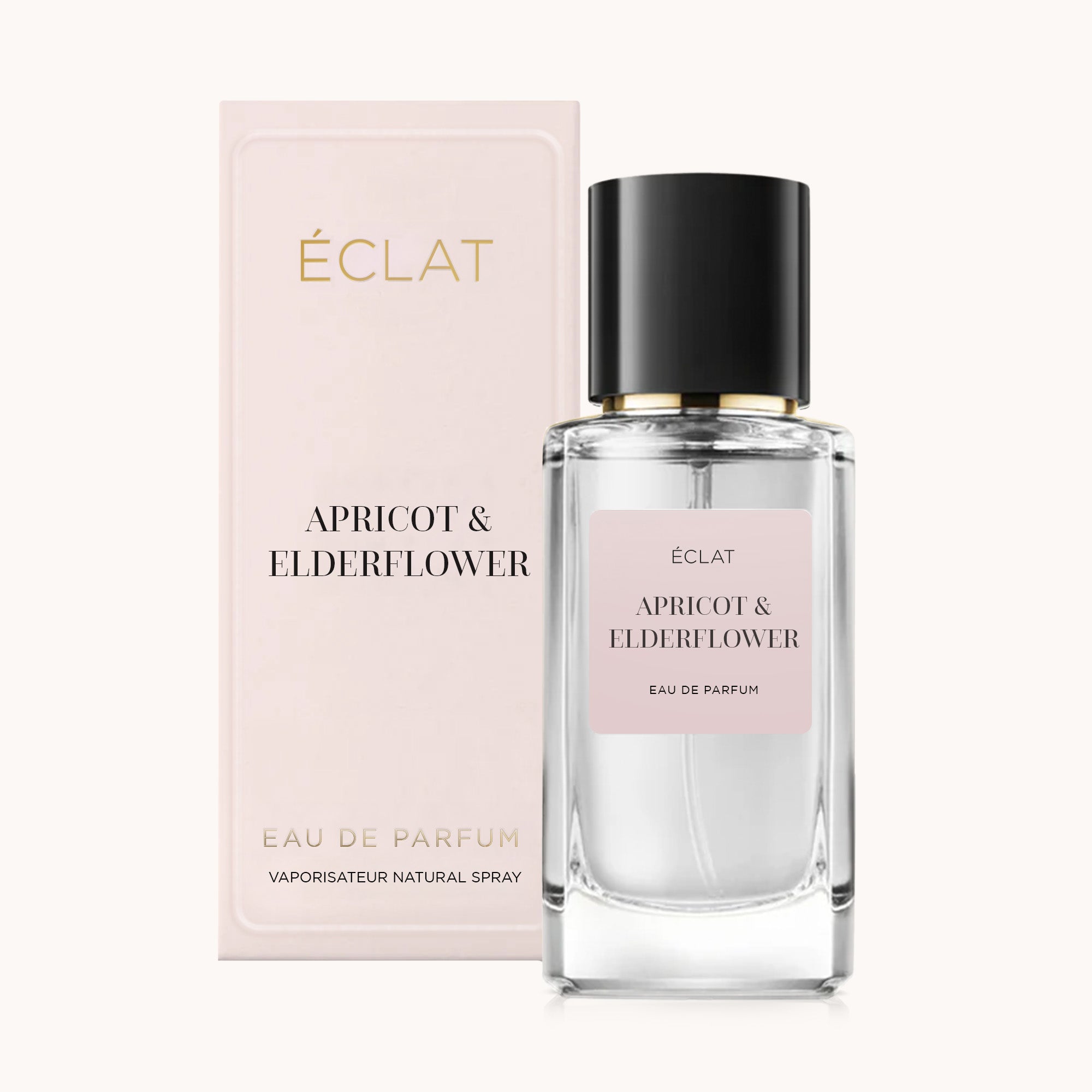 Een gefacetteerde glazen fles van ÉCLAT Apricot & Elderflower met een zwarte dop, vergezeld van een lichtroze presentatiedoos.