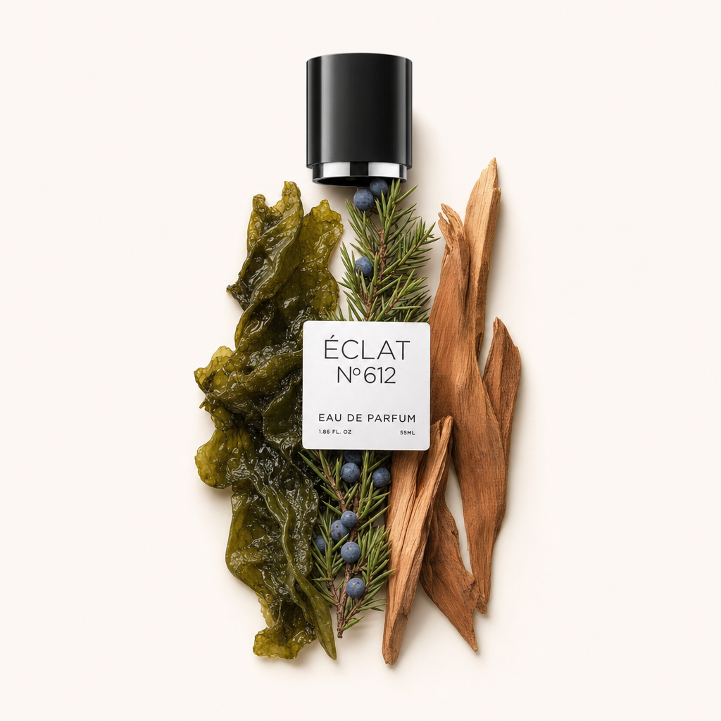 Un bouchon noir avec étiquette d'ÉCLAT Aquatic Cedar repose parmi une composition d'algues vertes, de baies de genièvre et de copeaux de bois de cèdre.