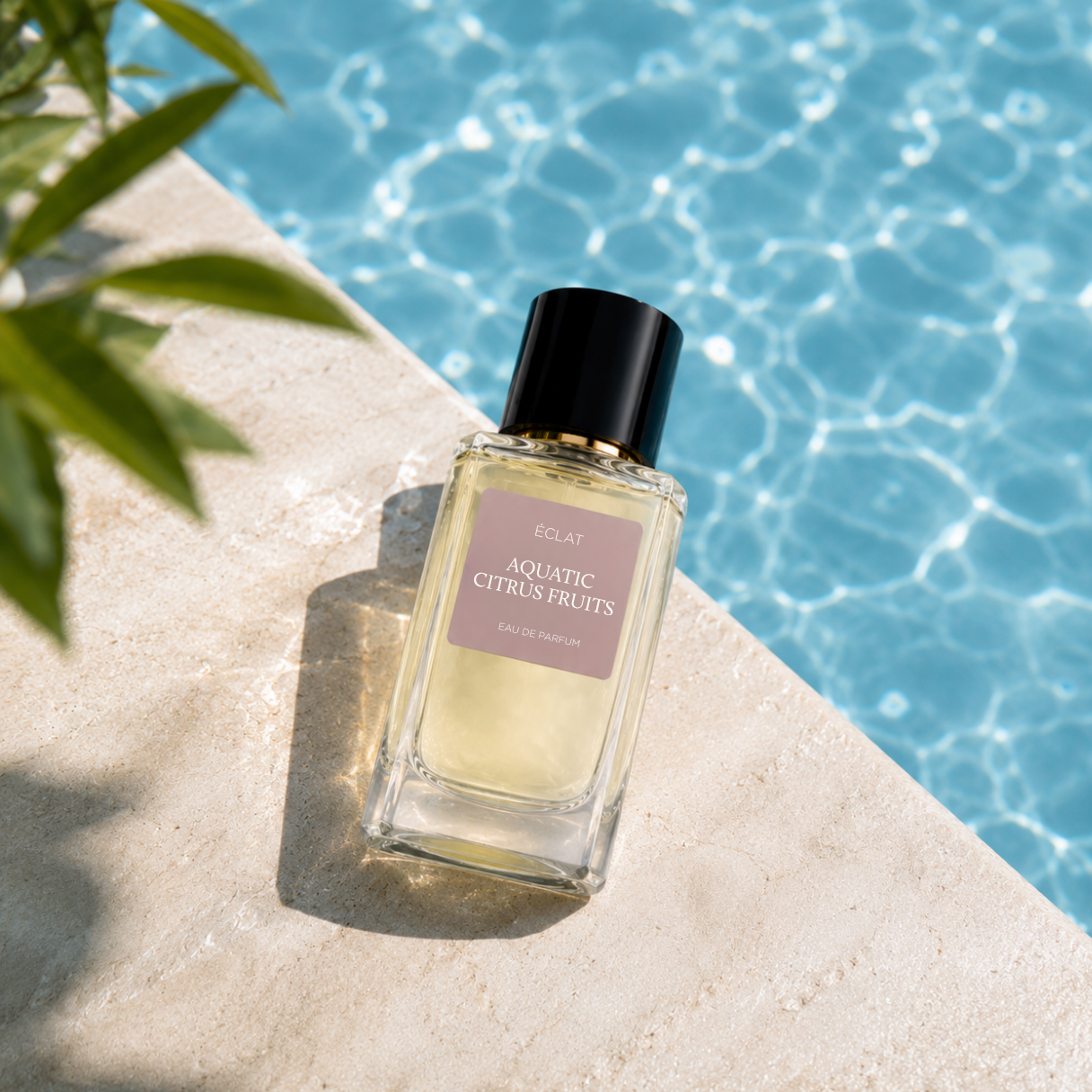 ÉCLAT Aquatic Citrus Fruits dans un flacon en verre facetté avec un bouchon noir, posé sur une surface en pierre près d'une piscine.