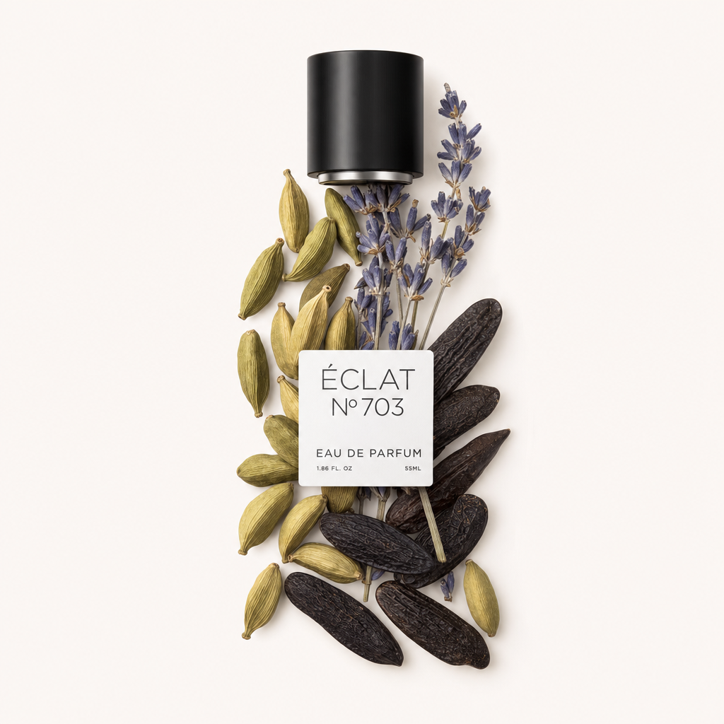 Un arrangement de gousses de cardamome, fèves tonka et brins de lavande entoure un capuchon noir avec une étiquette ÉCLAT Aromatic Cardamom.