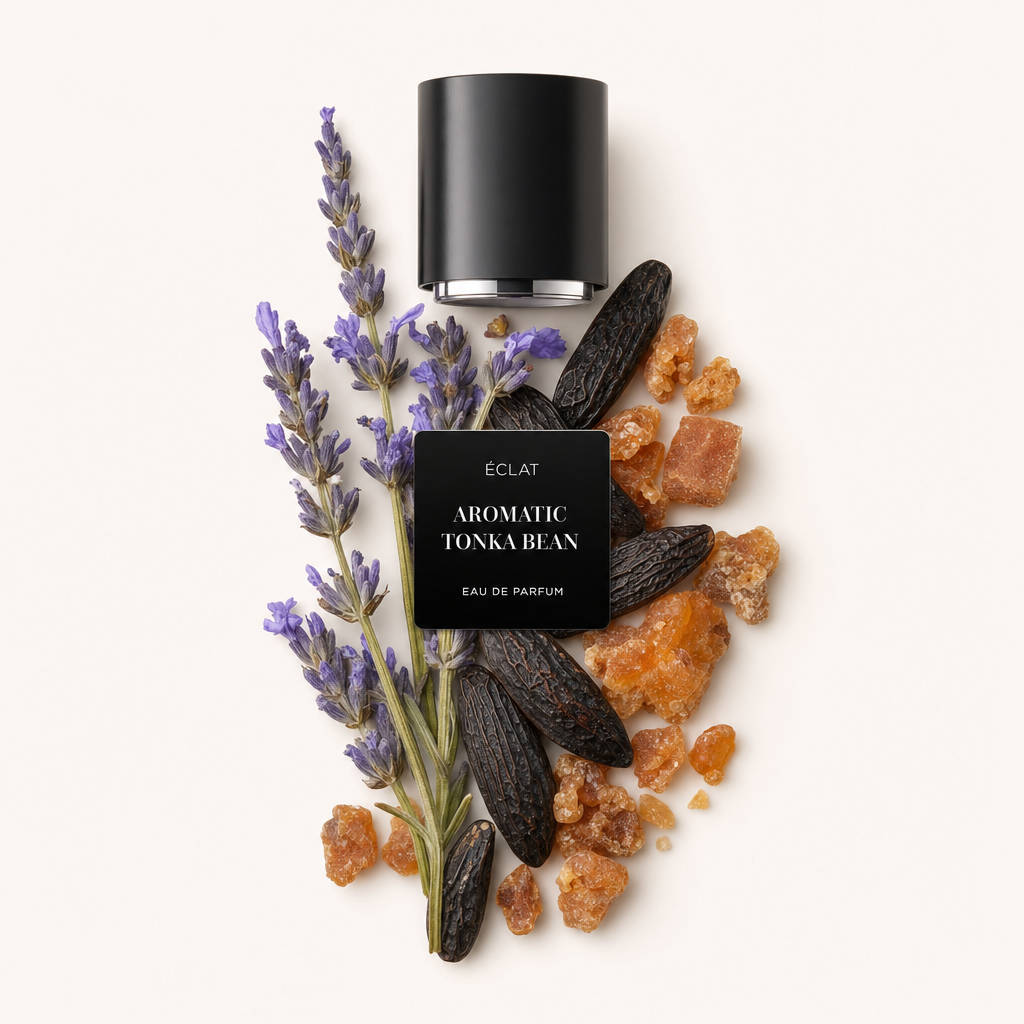 Un arrangement artistique de brins de lavande, de fèves tonka et de morceaux de résine d'ambre avec un capuchon noir arborant l'étiquette ÉCLAT Aromatic Tonka Bean.