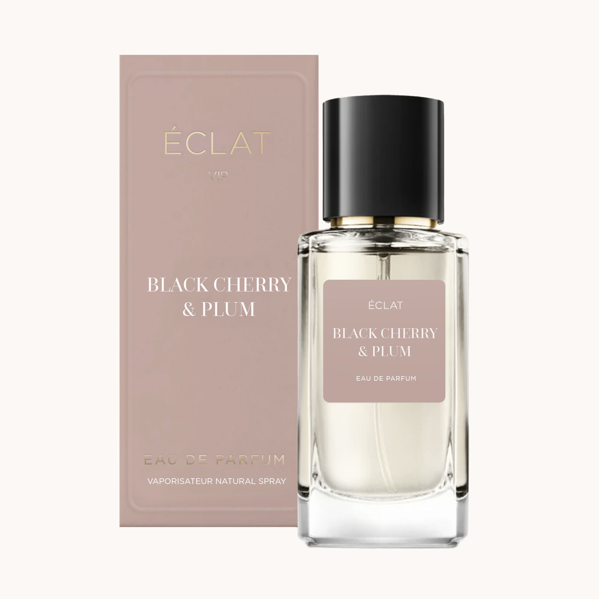 Το άρωμα ÉCLAT Black Cherry & Plum σε γυάλινο μπουκάλι με μαύρο καπάκι, δίπλα σε κομψό κουτί.