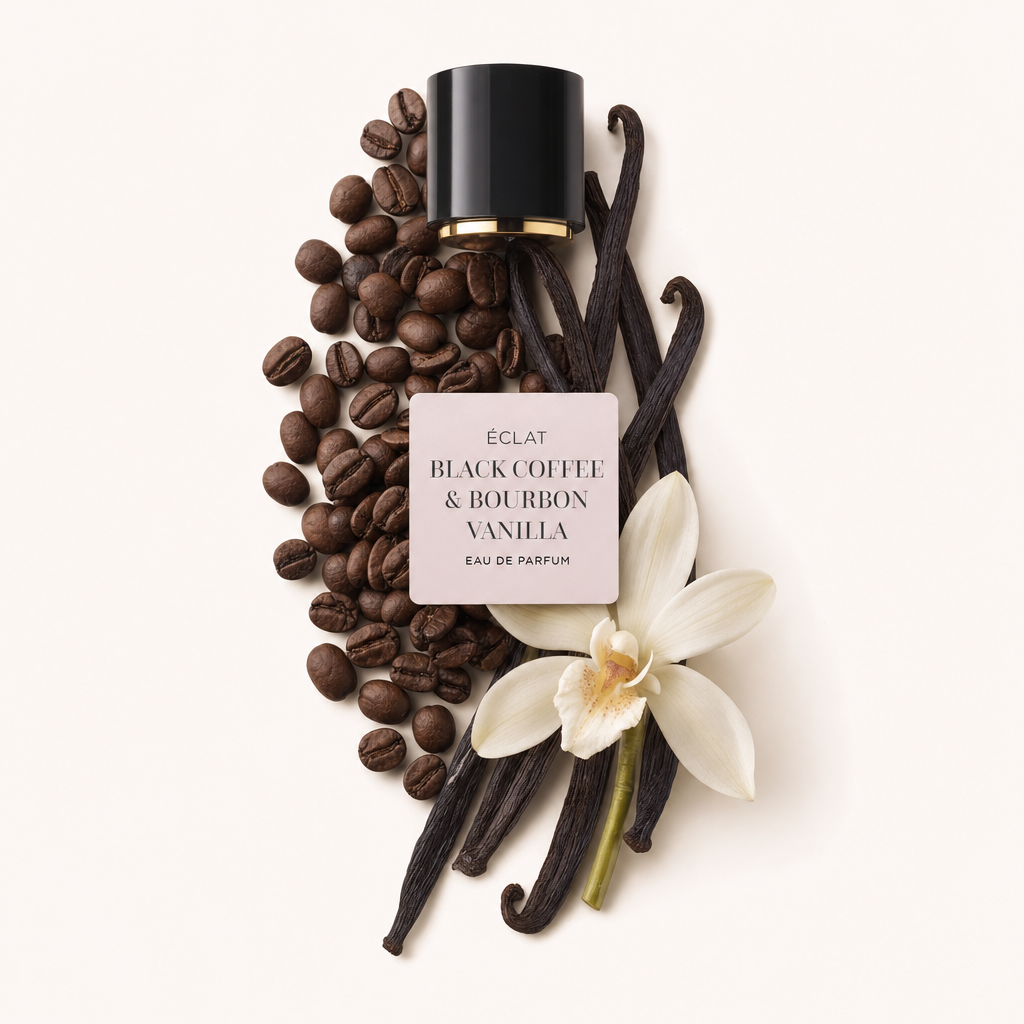Un arrangement de grains de café et de gousses de vanille autour d'un bouchon noir avec étiquette ÉCLAT Black Coffee & Bourbon Vanilla.