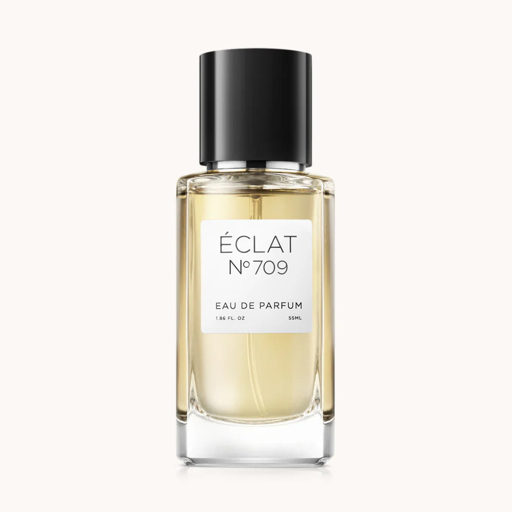 ÉCLAT RAR - Black Tea & Cedar presentado en un frasco de vidrio transparente con tapa negra y etiqueta blanca.