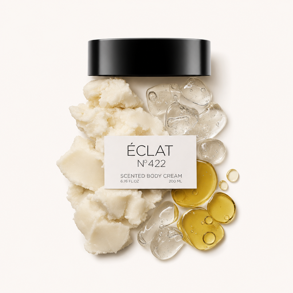 Uma tampa preta com etiqueta ÉCLAT 422 é cercada por creme branco suave, gotas de gel translúcido e poças de óleo dourado.
