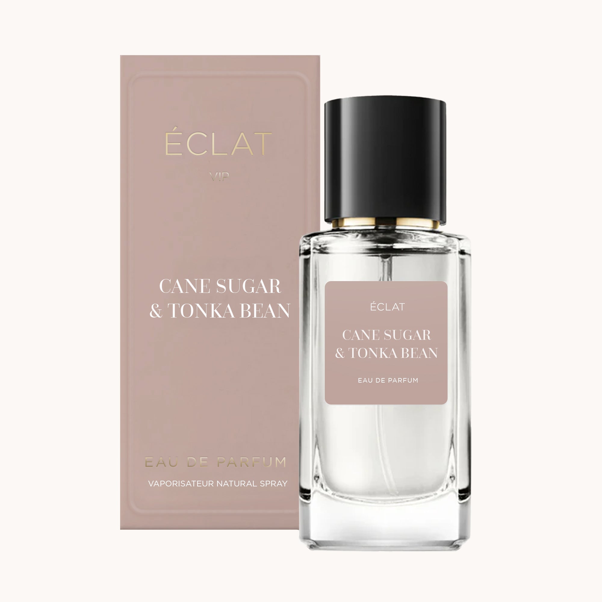 Um frasco de vidro facetado de ÉCLAT Cane Sugar & Tonka Bean com tampa preta diante de uma caixa bege com letras elegantes.