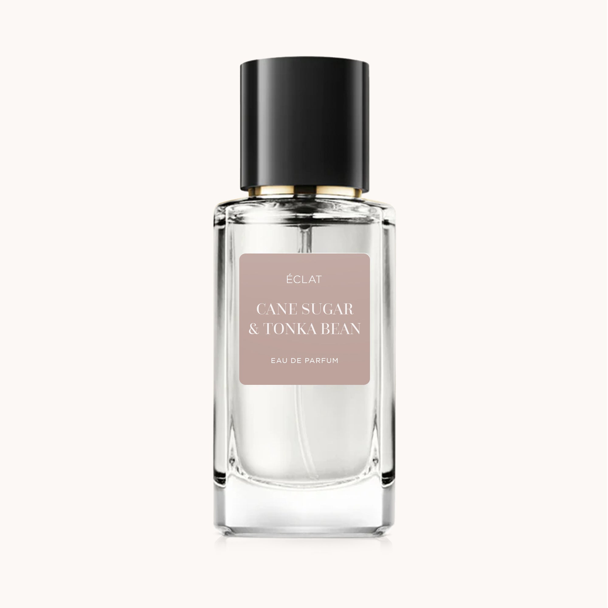 Frasco de vidro facetado com tampa preta mate, com a etiqueta ÉCLAT Cane Sugar & Tonka Bean.