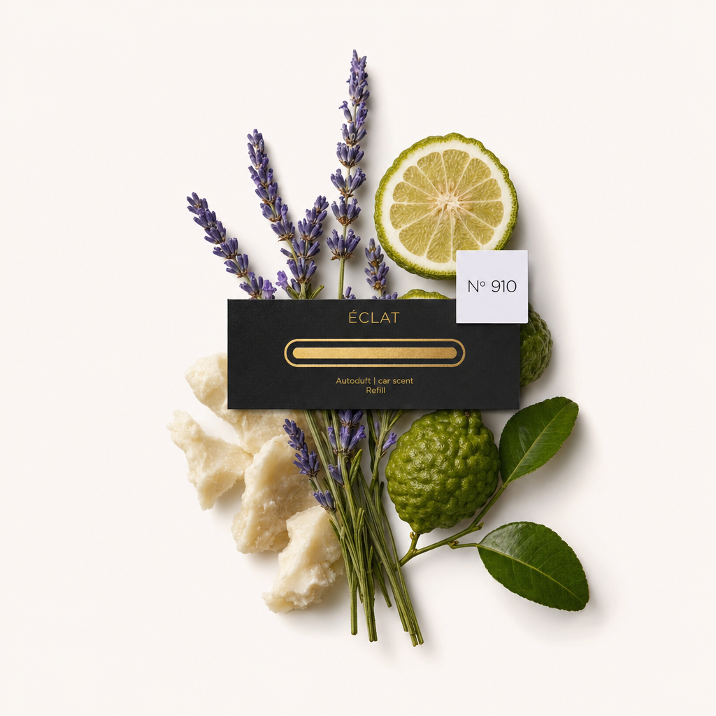 Um arranjo de raminhos de lavanda, uma fatia de bergamota e folhas verdes envolve uma tampa preta com etiqueta ÉCLAT, marcada No 910.