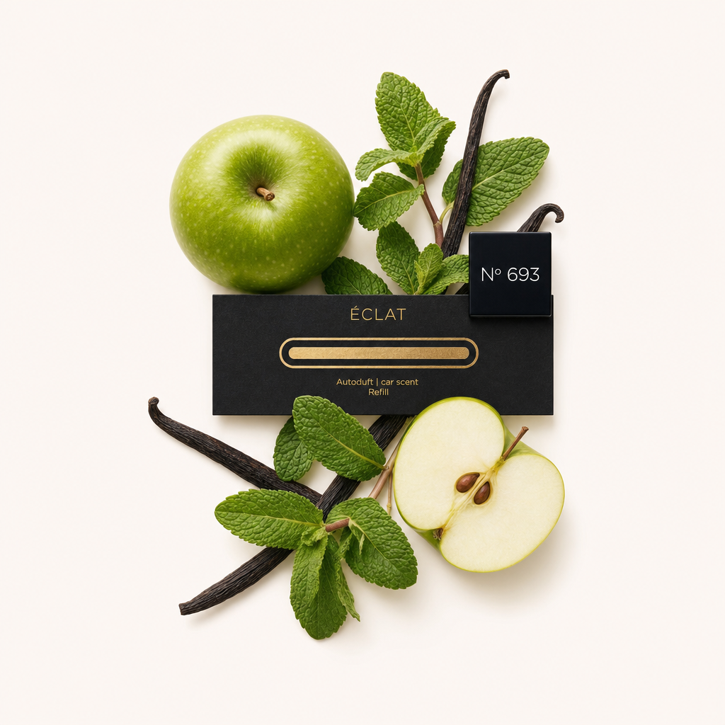 Un arrangement de pomme verte, feuilles de menthe fraîches et gousses de vanille entoure un capuchon noir ÉCLAT No 693 avec étiquette.