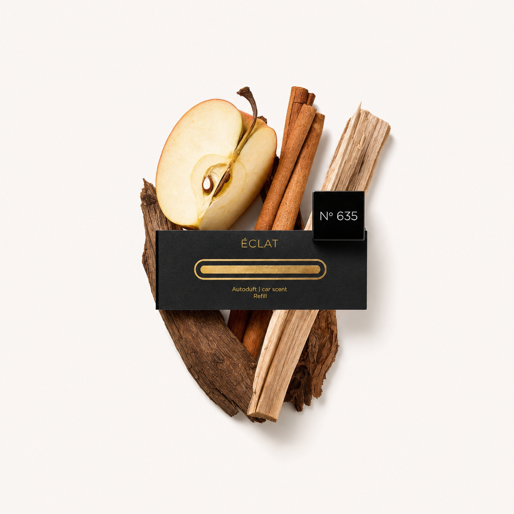 Nature morte d'une tranche de pomme, bâtons de cannelle et morceaux de bois, avec le bouchon noir d'ÉCLAT étiqueté "N° 635" dessus.