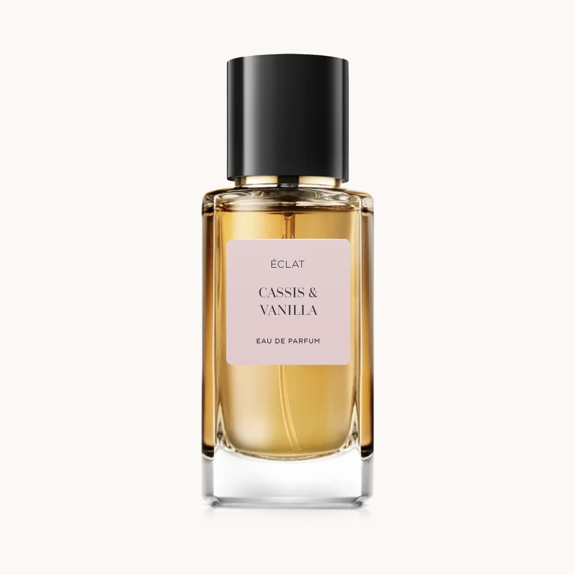 Flacon en verre facetté ÉCLAT Cassis & Vanilla avec un bouchon noir et une étiquette rose pâle.