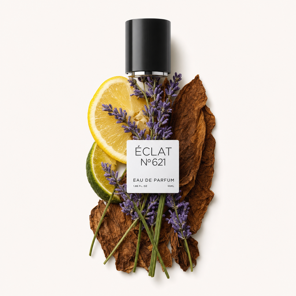 Un agencement artistique de tranches de citron, brins de lavande, citron vert et feuilles séchées avec un capuchon noir portant l'étiquette ÉCLAT.