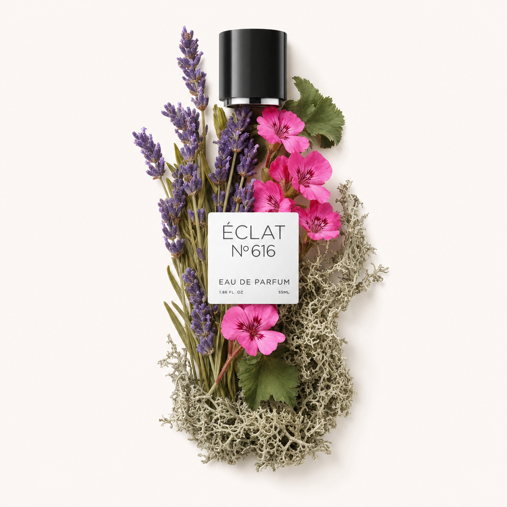Un arrangement de sauge sclarée, lavande et fleurs roses avec un capuchon noir étiqueté ÉCLAT, placé élégamment sur un lit de mousse douce.