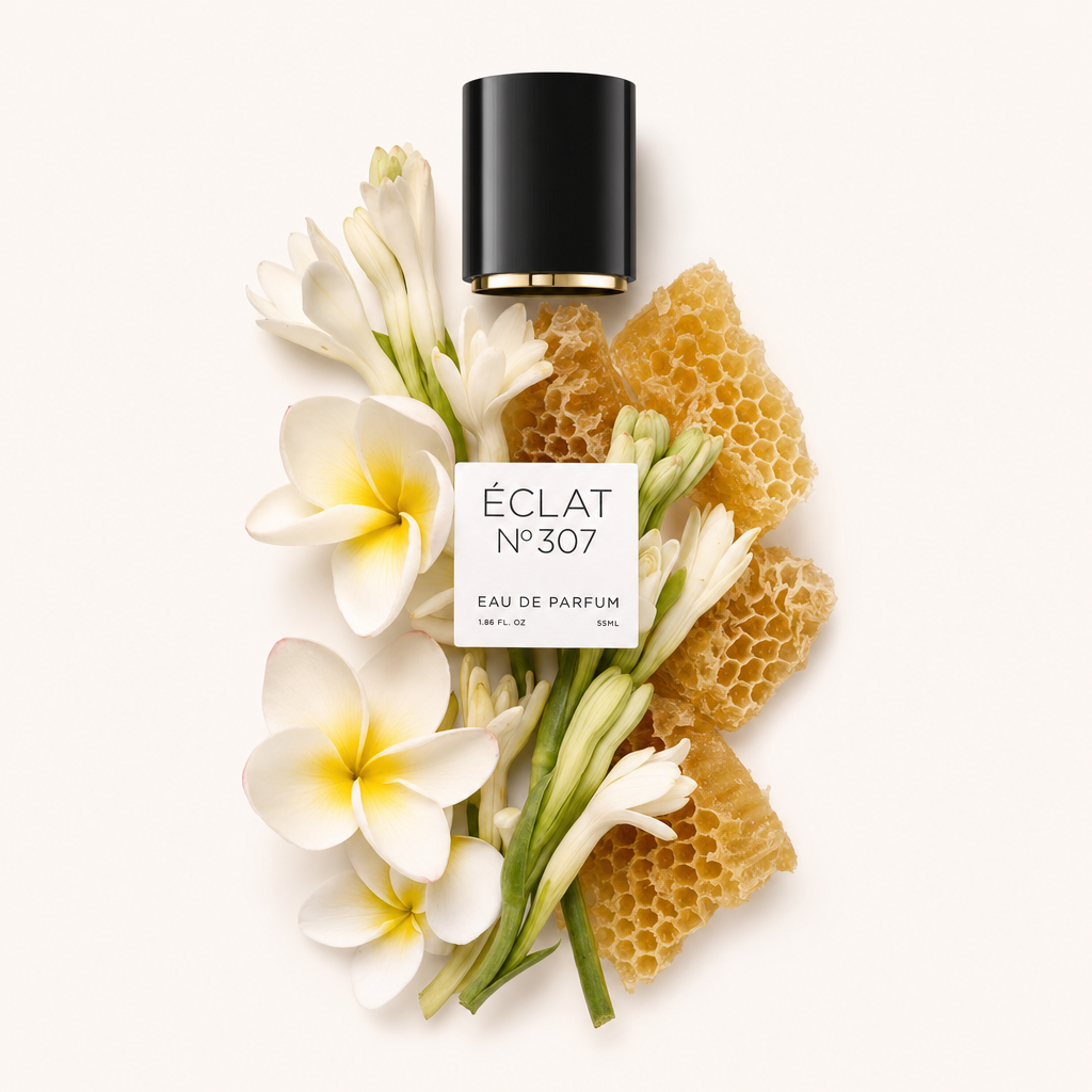 Arrangement de fleurs blanches et de rayons de miel entourant un capuchon noir avec l'étiquette ÉCLAT Floral Beeswax.