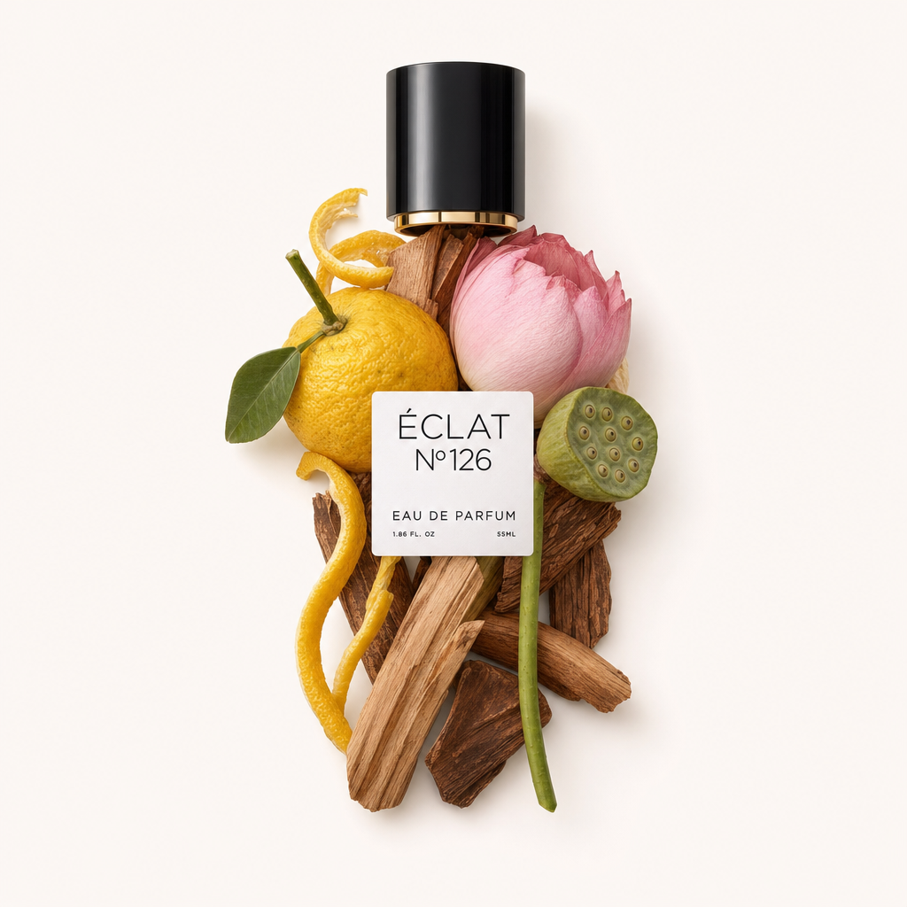 Un arrangement artisanal de pivoines fraîches, de zestes d'agrumes et d'accents boisés entoure un capuchon noir avec une étiquette ÉCLAT Fresh Peony.
