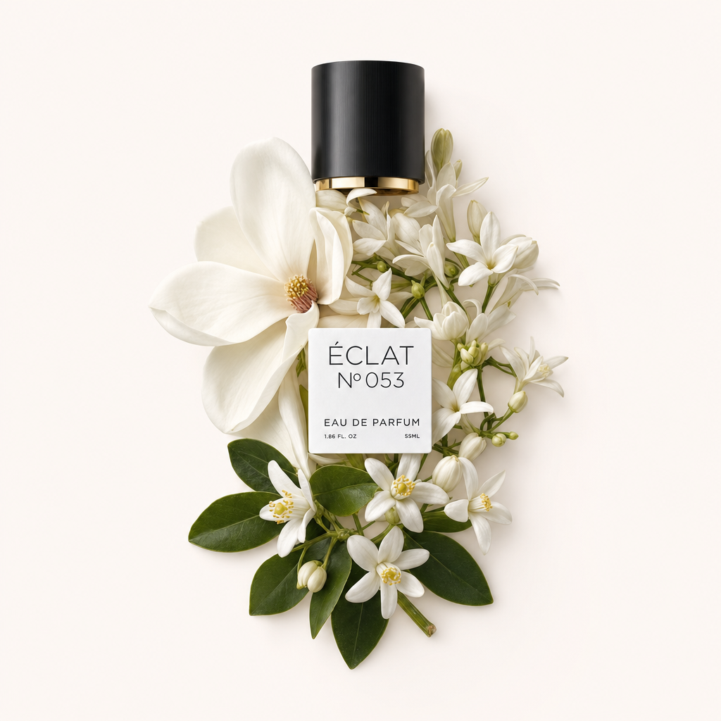 Une composition de fleurs blanches fraîches avec bouchon noir ÉCLAT et étiquette sur fond neutre.