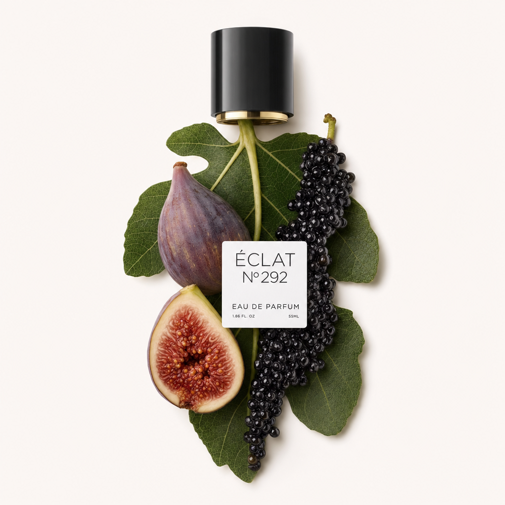 A black cap with a label is placed above a hand-arranged ensemble of figs, fig leaves, and black currants, representing ÉCLAT Fruity Fig.