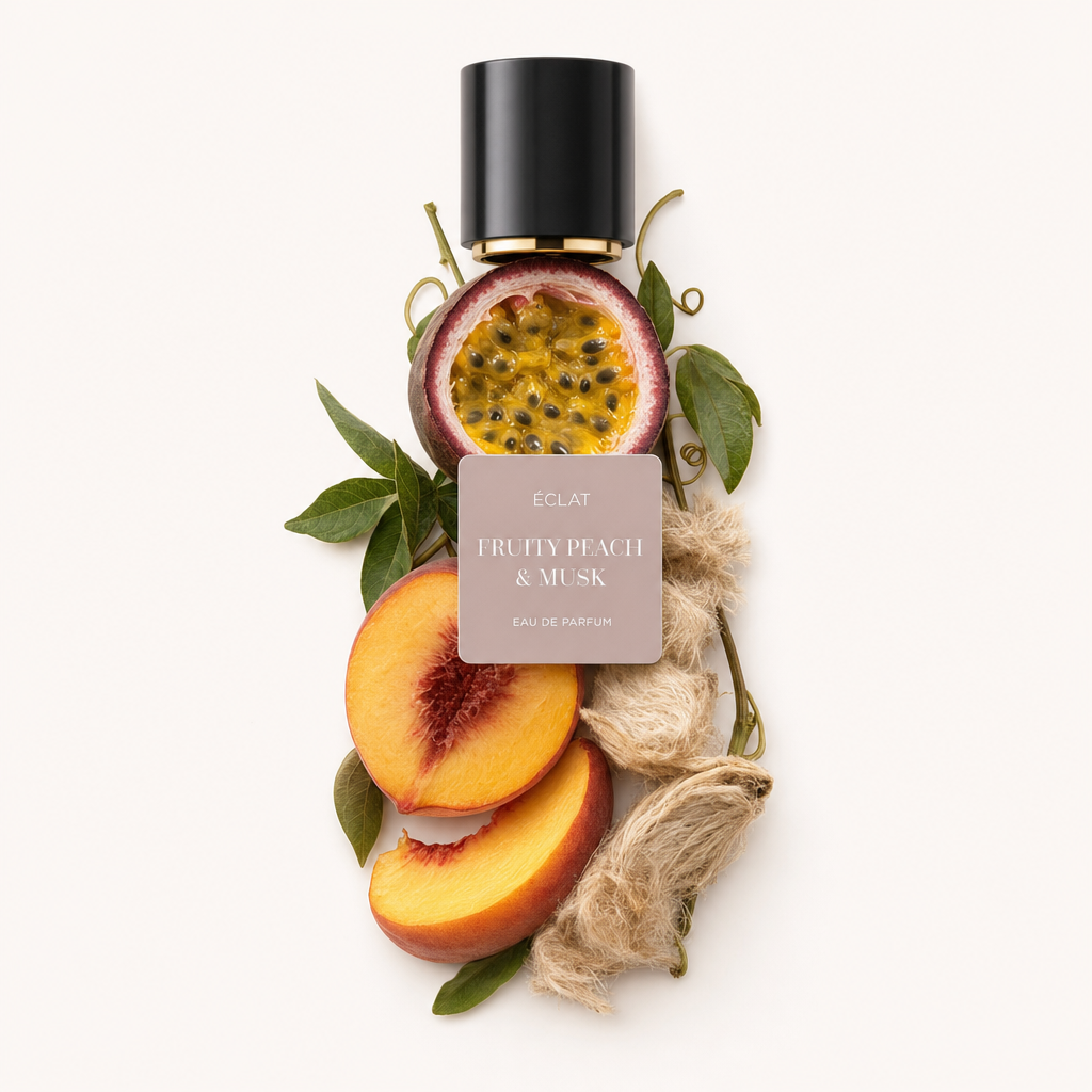 Un arrangement de tranches de pêche, fruit de la passion et graines de musc avec des feuilles vertes, sous un bouchon noir portant l'étiquette ÉCLAT Fruity Peach & Musk.