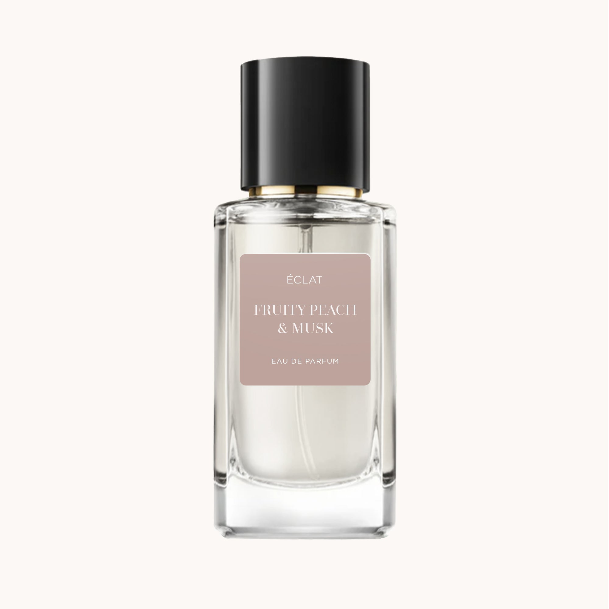 Fazettált üvegflakon fekete kupakkal, amelyen az 'ÉCLAT Fruity Peach & Musk' címke egy puha bézs háttéren látható.