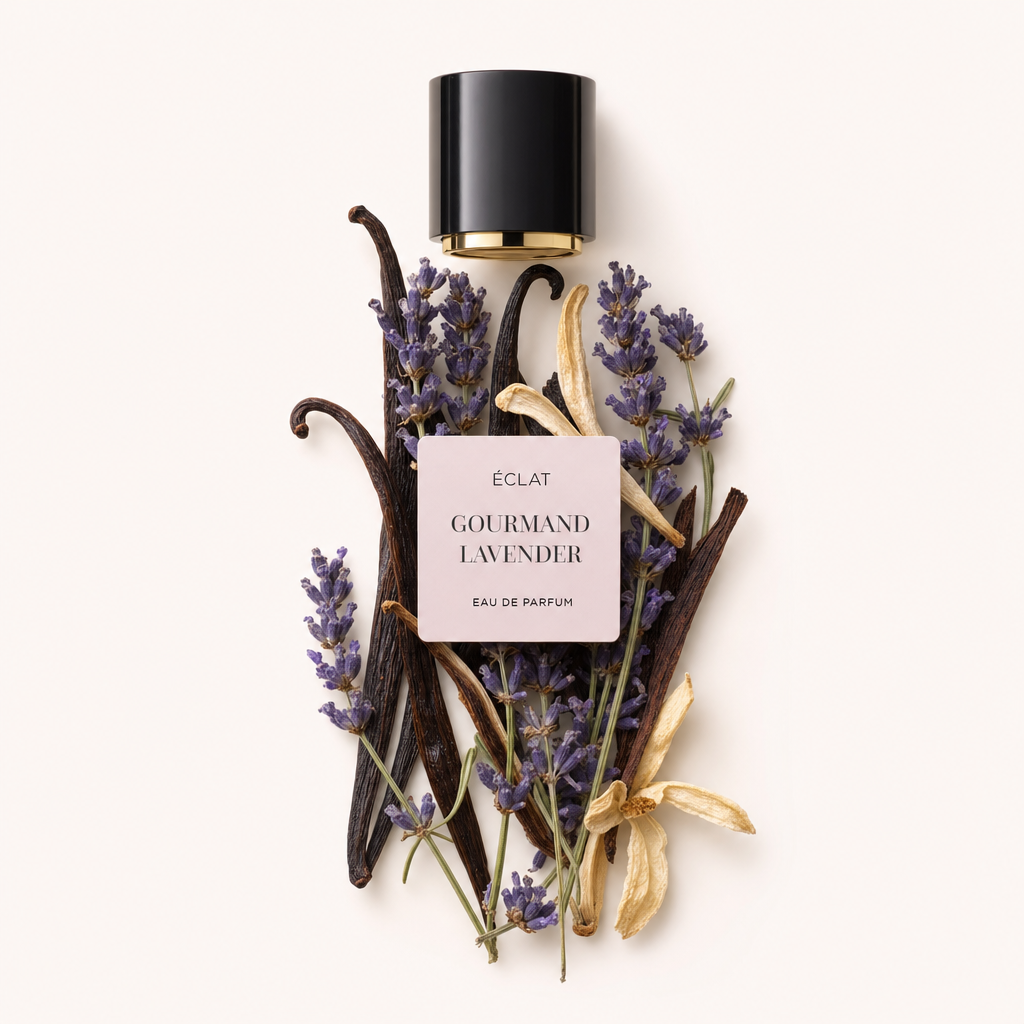 Un arrangement de brindilles de lavande, de gousses de vanille et de pétales séchés entoure un capuchon noir avec un accent doré, étiqueté ÉCLAT Gourmand Lavender.