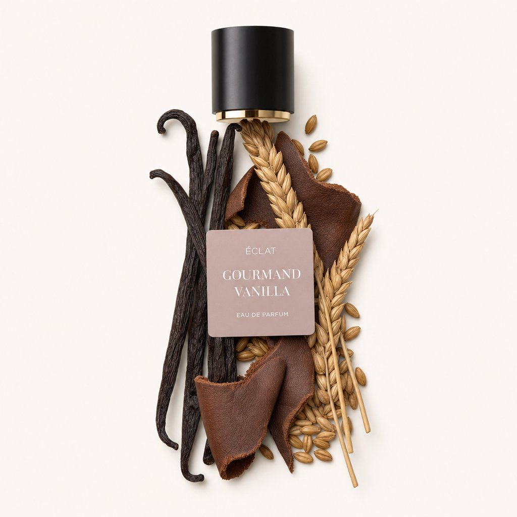Un arrangement de gousses de vanille, de tiges de blé et de morceaux de cuir avec un bouchon noir affichant l'étiquette ÉCLAT Gourmand Vanilla.