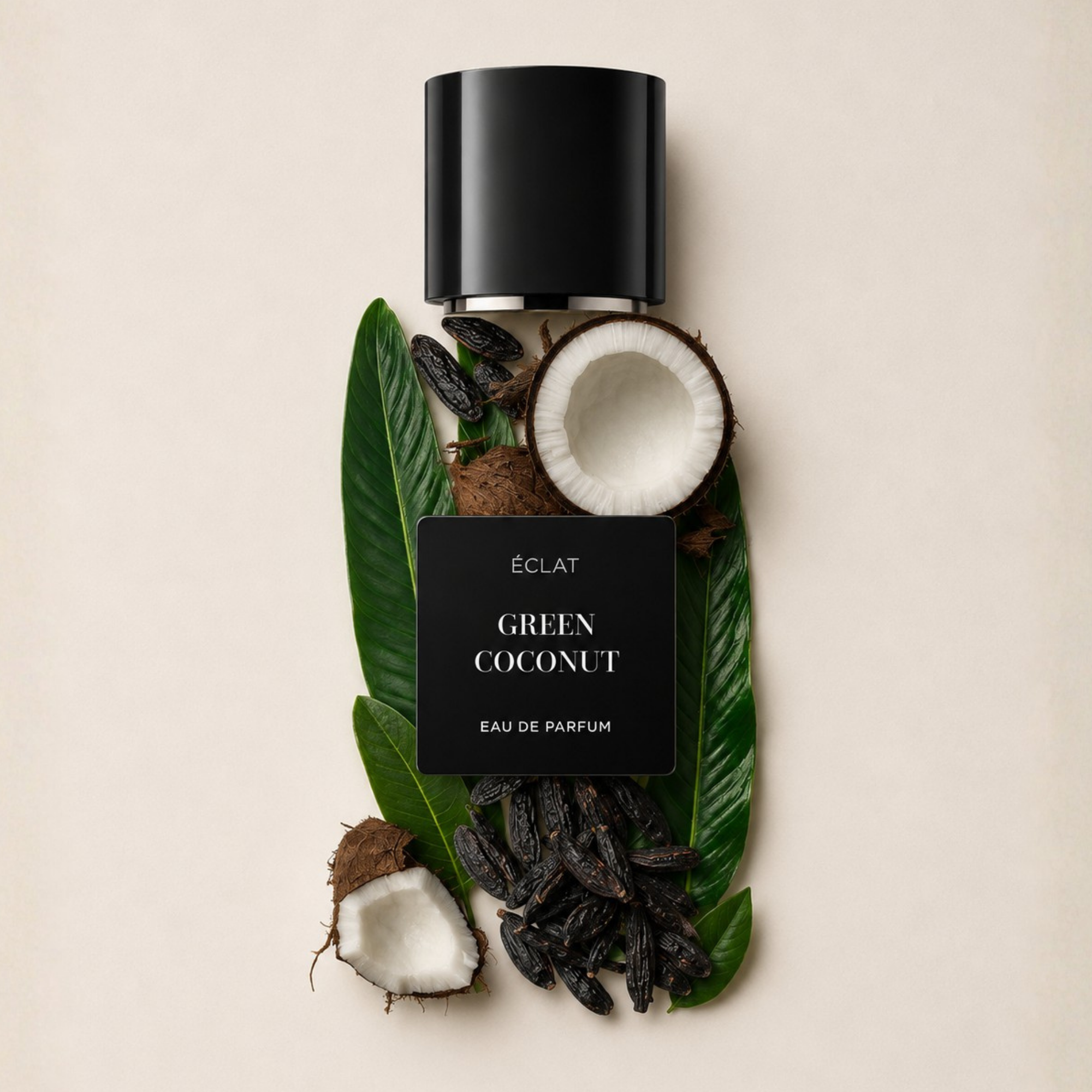 ÉCLAT Green Coconut Eau de Parfum με μαύρο καπάκι, περιτριγυρισμένο από μισά καρύδας, φύλλα και σπόρους.