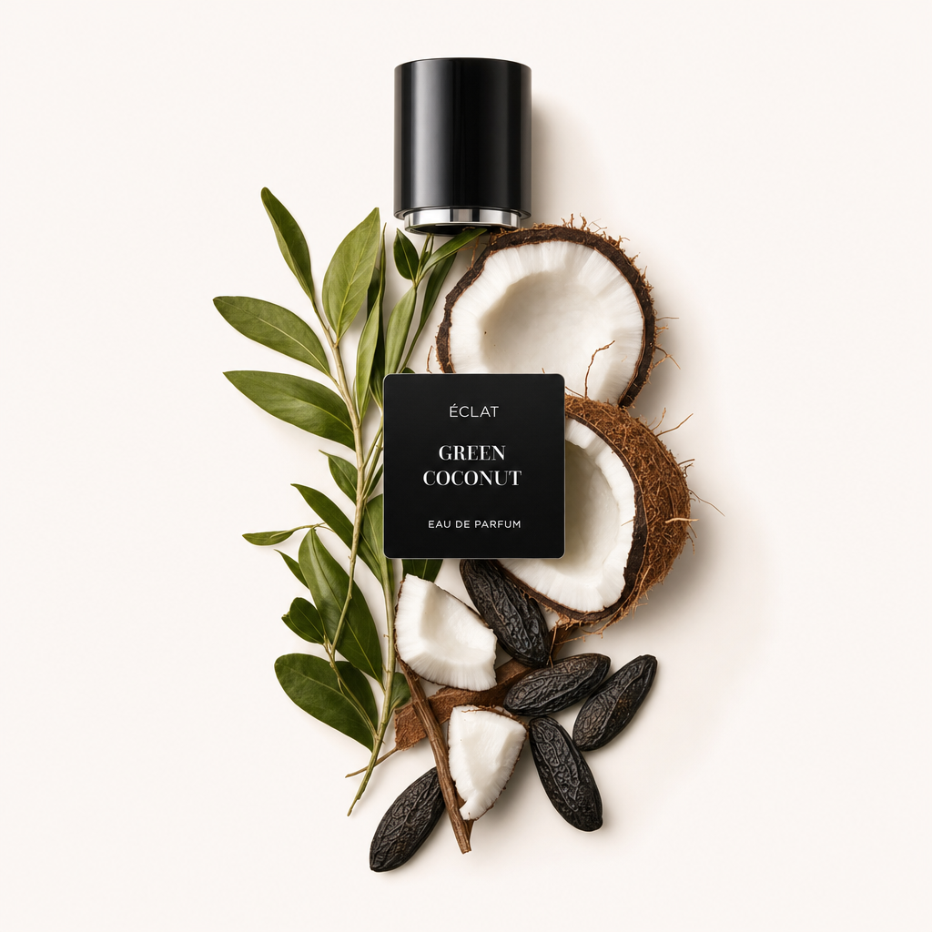 Un arrangement de coquilles de noix de coco et de feuilles entoure un bouchon noir avec l'étiquette ÉCLAT Green Coconut.