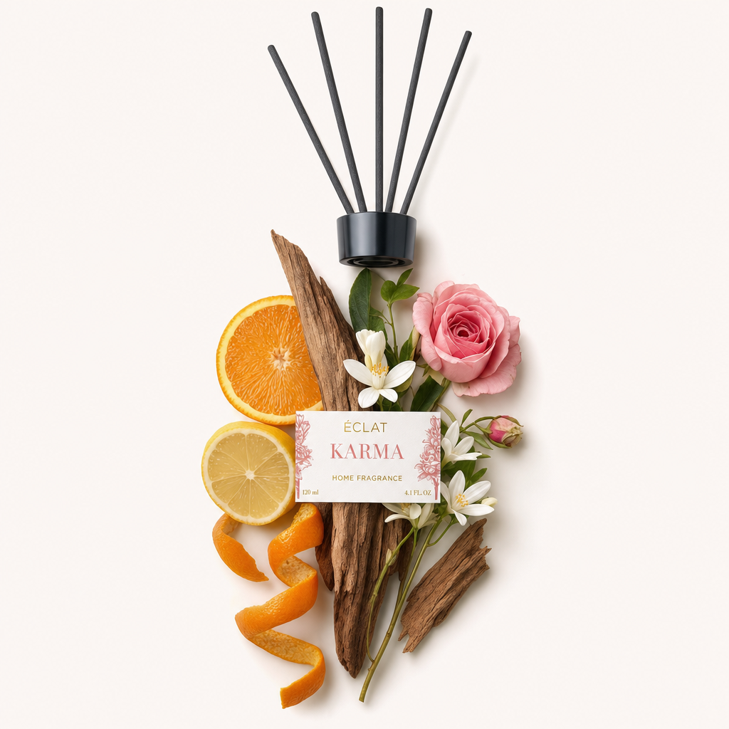 Un arrangement de tranches d'orange et de citron, bois, fleurs blanches et une rose rose, sous un bouchon noir avec l'étiquette ÉCLAT Karma.