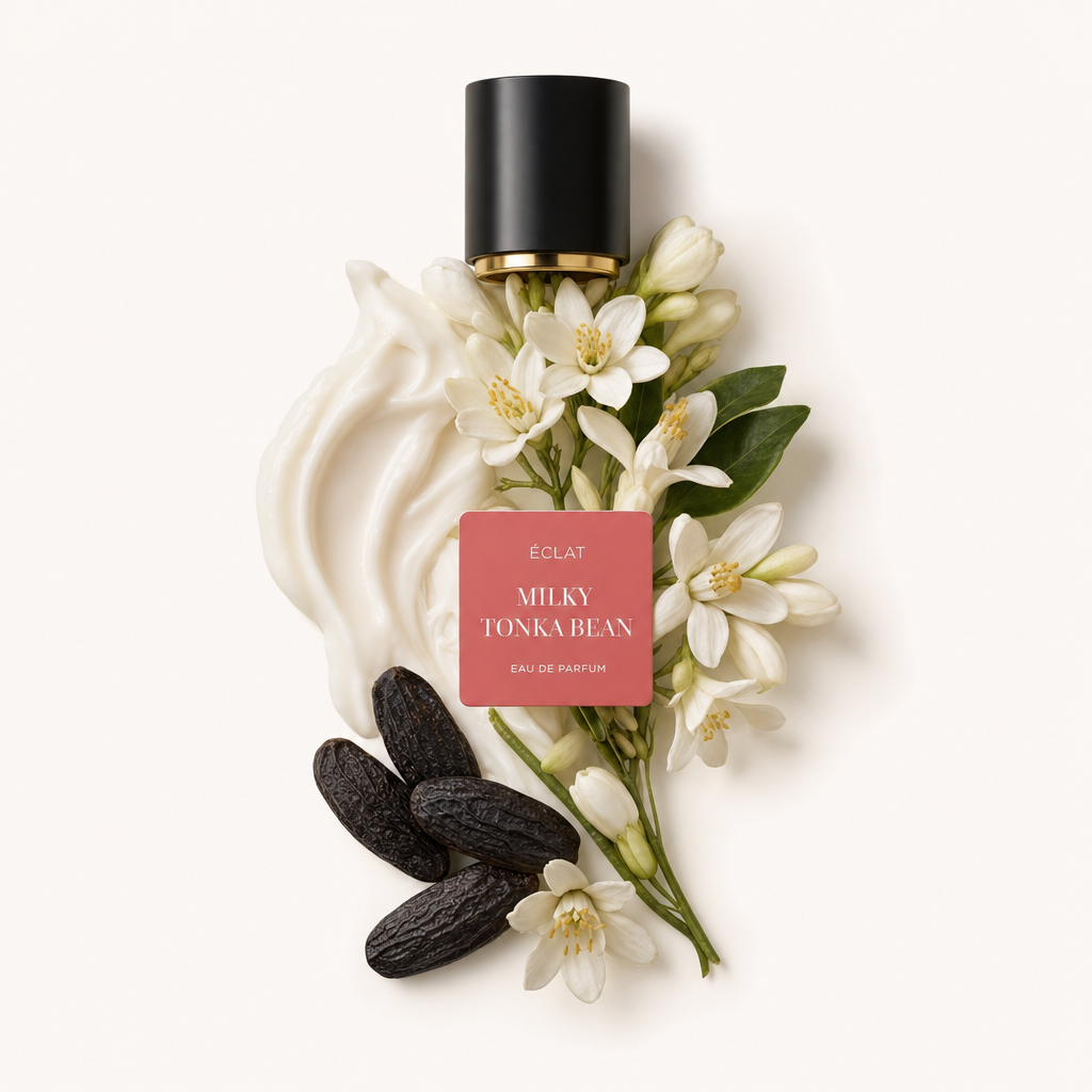 Een arrangement van romige krullen, tonkabonen en delicate witte bloemen, met een zwart dopje met ÉCLAT Milky Tonka Bean-etiket.