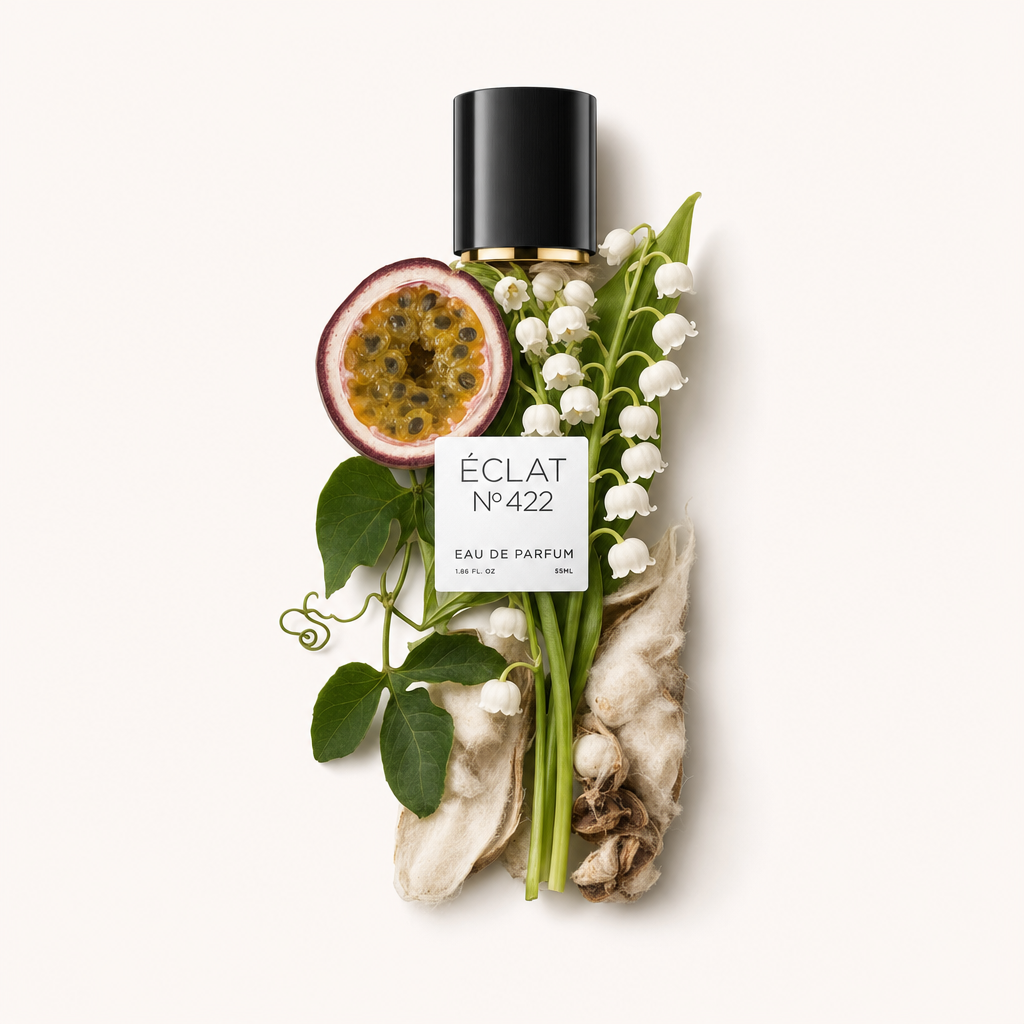 Un arrangement artistique de fruit de la passion, muguet et racines entoure un capuchon noir avec étiquette ÉCLAT.