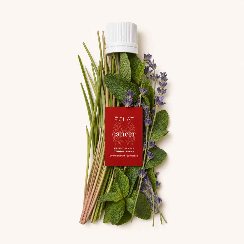 Een arrangement van lavendel, munt en citroengras omringt een zwarte dop met een rood etiket met het ÉCLAT-merk.